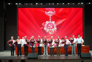为在党50年的老同志颁发纪念奖...